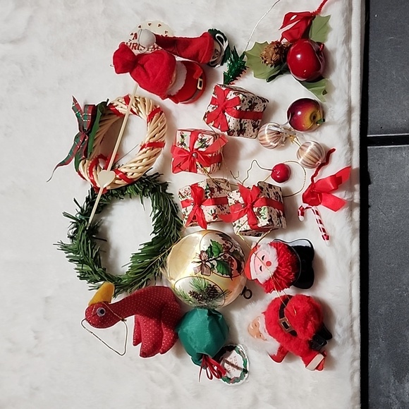 VINTAGE CHRISTMAS DECORATIVE ASSORTMENT 24 PIECE  TOTAL - Picture 1 of 11